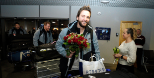 FOTO: Mājās atgriežas mūsu 3x3 olimpiskie čempioni hokejā!