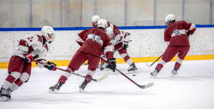 Uz oriģinālā izmēra laukumiem aizvadīti pirmie 3 pret 3 ledus treniņi