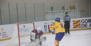 Latvijas sieviešu hokeja izlasei neveiksme pirmajā PČ spēlē