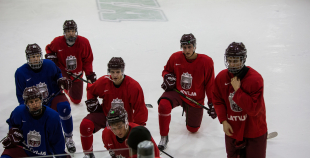 Latvijas U-20 nacionālās izlases kandidāti aizvada pirmo ledus treniņu