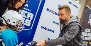 “Maxima” dāvina vārtsarga ekipējumu jaunajiem Rīgas hokejistiem