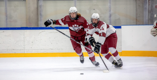 Uz oriģinālā izmēra laukumiem aizvadīti pirmie 3 pret 3 ledus treniņi