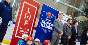 “Maxima” dāvina vārtsarga ekipējumu jaunajiem Rīgas hokejistiem