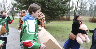 "Lāči lido" mantiņas sāk ceļu pie bērniem