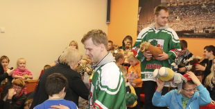 "Lāči lido" mantiņas sāk ceļu pie bērniem