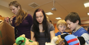 "Lāči lido" mantiņas sāk ceļu pie bērniem