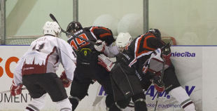 HS "Rīga 98" apspēlē "Valmieras HK", uzvar 1.līgas regulāro čempionātu