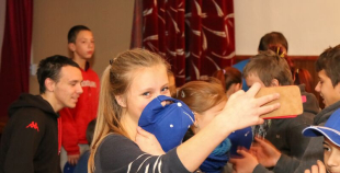 2015 Oskars Bārtulis un Georgijs Pujacs apmeklē Liepājas internātpamatskolu