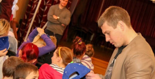 2015 Oskars Bārtulis un Georgijs Pujacs apmeklē Liepājas internātpamatskolu