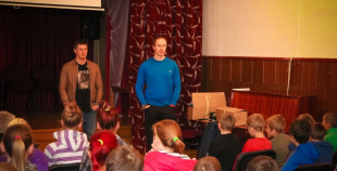 2015 Oskars Bārtulis un Georgijs Pujacs apmeklē Liepājas internātpamatskolu