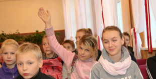 2015 Oskars Bārtulis un Georgijs Pujacs apmeklē Liepājas internātpamatskolu