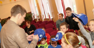 2015 Oskars Bārtulis un Georgijs Pujacs apmeklē Liepājas internātpamatskolu