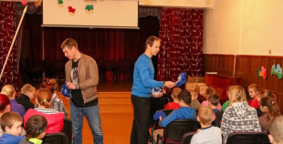 Oskars Bārtulis un Georgijs Pujacs apmeklē Liepājas internātpamatskolu