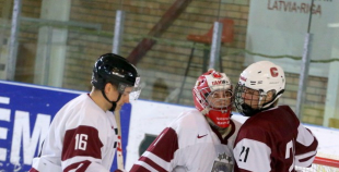 2016 Latvijas hokeja izlases kandidāti uzveic Latvijas jauniešu izlasi