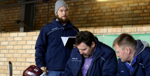 2016 Latvijas hokeja izlases kandidāti uzveic Latvijas jauniešu izlasi