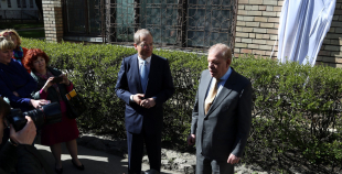 2016 Atklāj Viktoram Tihonovam veltītu piemiņas plāksni