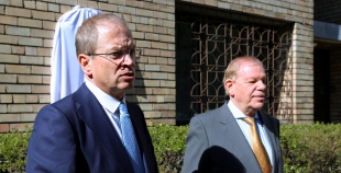 2016 Atklāj Viktoram Tihonovam veltītu piemiņas plāksni