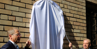 2016 Atklāj Viktoram Tihonovam veltītu piemiņas plāksni