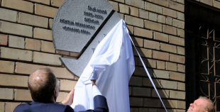 2016 Atklāj Viktoram Tihonovam veltītu piemiņas plāksni