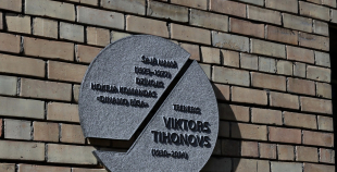 2016 Atklāj Viktoram Tihonovam veltītu piemiņas plāksni