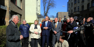 2016 Atklāj Viktoram Tihonovam veltītu piemiņas plāksni