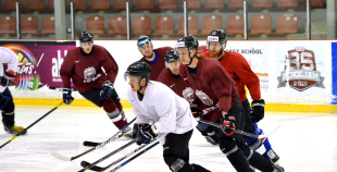 Latvijas izlases kandidāti gatavojas jaunajai hokeja sezonai