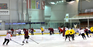 Latvijas izlases kandidāti gatavojas jaunajai hokeja sezonai