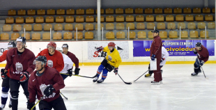 Latvijas izlases kandidāti gatavojas jaunajai hokeja sezonai