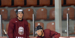 Latvijas izlases kandidāti gatavojas jaunajai hokeja sezonai