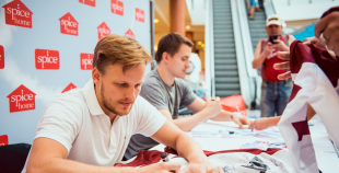 2016 Latvijas izlases hokejisti priecē savus fanus Spicē