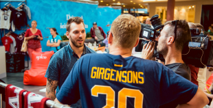 2016 Latvijas izlases hokejisti priecē savus fanus Spicē