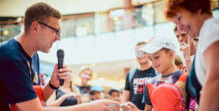 2016 Latvijas izlases hokejisti priecē savus fanus Spicē