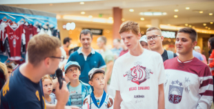 2016 Latvijas izlases hokejisti priecē savus fanus Spicē