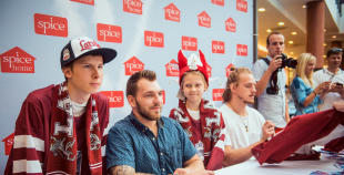 Latvijas izlases hokejisti priecē savus fanus Spicē