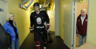 Foto: Znaroks un Vītoliņš vada pirmo ledus treniņu