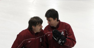 Foto: Znaroks un Vītoliņš vada pirmo ledus treniņu