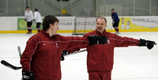 Foto: Znaroks un Vītoliņš vada pirmo ledus treniņu