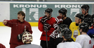 Foto: Znaroks un Vītoliņš vada pirmo ledus treniņu