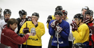 Foto: Znaroks un Vītoliņš vada pirmo ledus treniņu