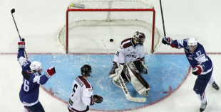 Foto: Latvija ar 4:1 uzvar Franciju