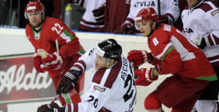 Foto: Latvija ar 3:2 uzvar Baltkrieviju