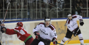 Foto: Latvija ar 3:2 uzvar Baltkrieviju