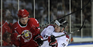 Foto: Latvija ar 3:2 uzvar Baltkrieviju