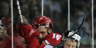 Foto: Latvija ar 3:2 uzvar Baltkrieviju