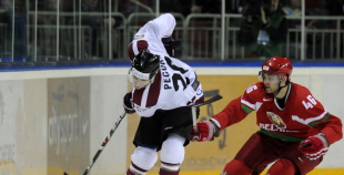Foto: Latvija ar 3:2 uzvar Baltkrieviju