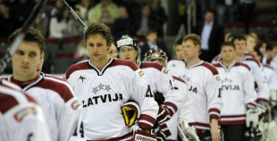 Foto: Latvija ar 3:2 uzvar Baltkrieviju