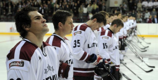 Foto: Latvija ar 3:2 uzvar Baltkrieviju