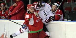 Foto: Latvija ar 3:2 uzvar Baltkrieviju