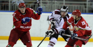 Foto: Latvija ar 3:2 uzvar Baltkrieviju