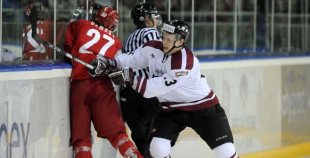 Foto: Latvija ar 3:2 uzvar Baltkrieviju